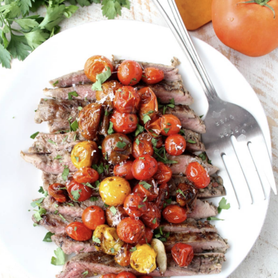 Šťavnatý flank steak s pečenými rajčaty a parmezánem.